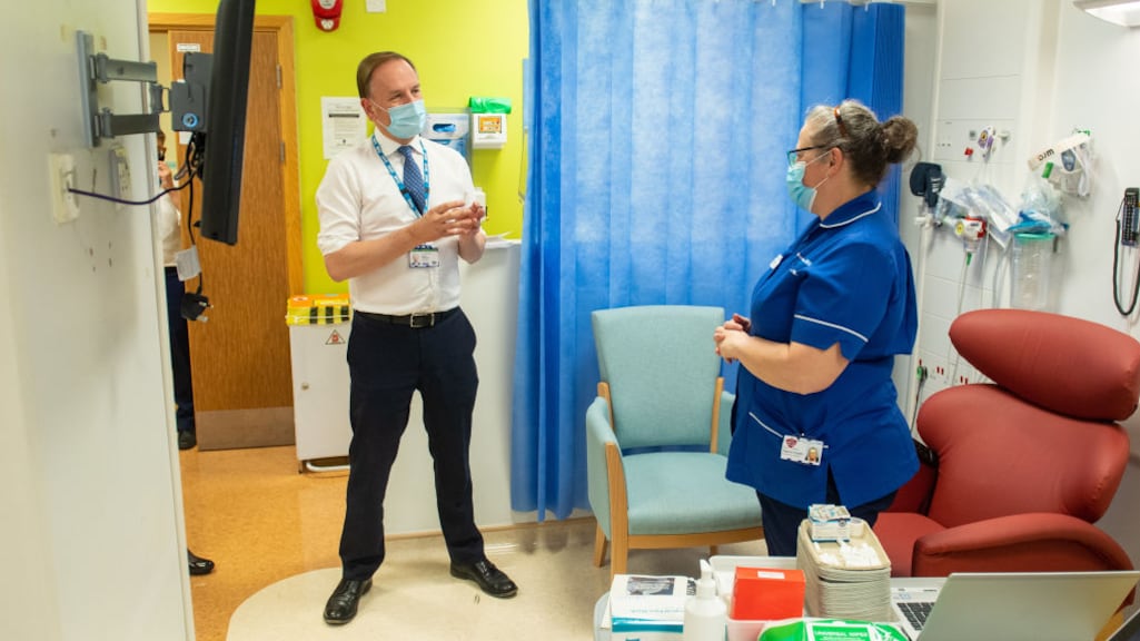 Britten beginnen vandaag met vaccineren: 'Cruciale test voor premier Johnson'