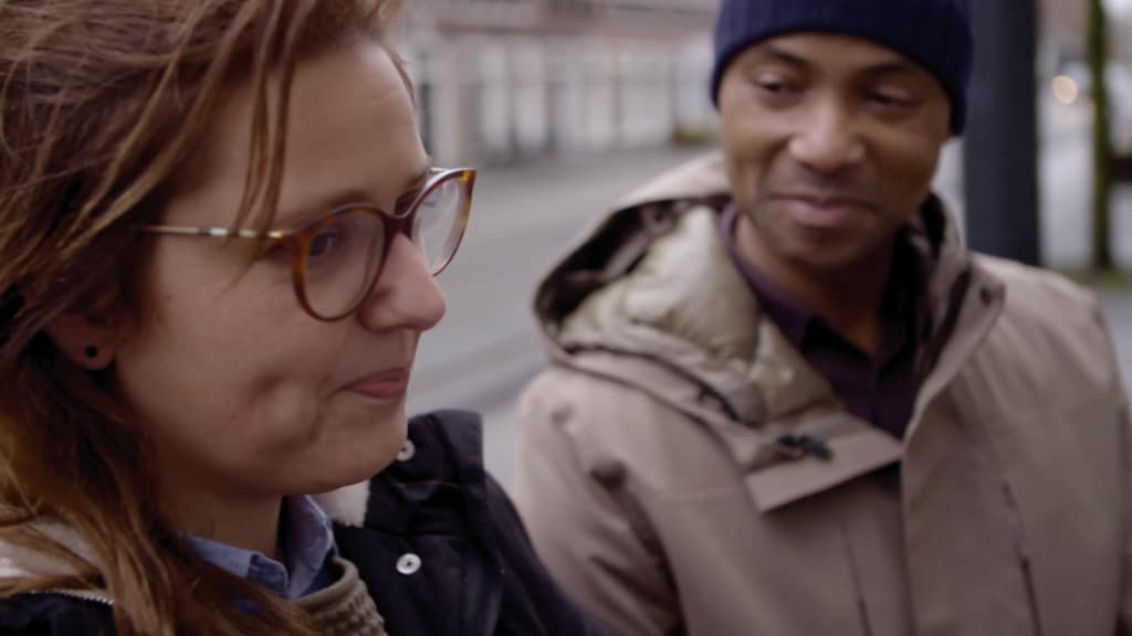 Janke met presentator Humberto Tan terug op de plek van de moord op Stefan.