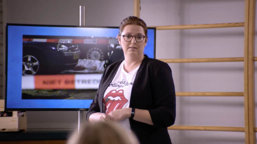 Janke tijdens haar speech in de gymzaal van de Valentijnschool.