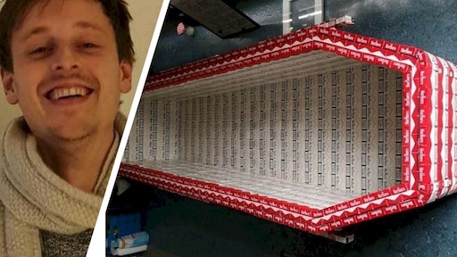 Thomas maakte een doodskist van 2000 sigarettenpakjes: 'Een rotklus'
