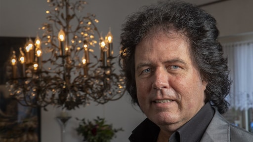 In de maquillage: René Le Blanc schittert in De TV Kantine