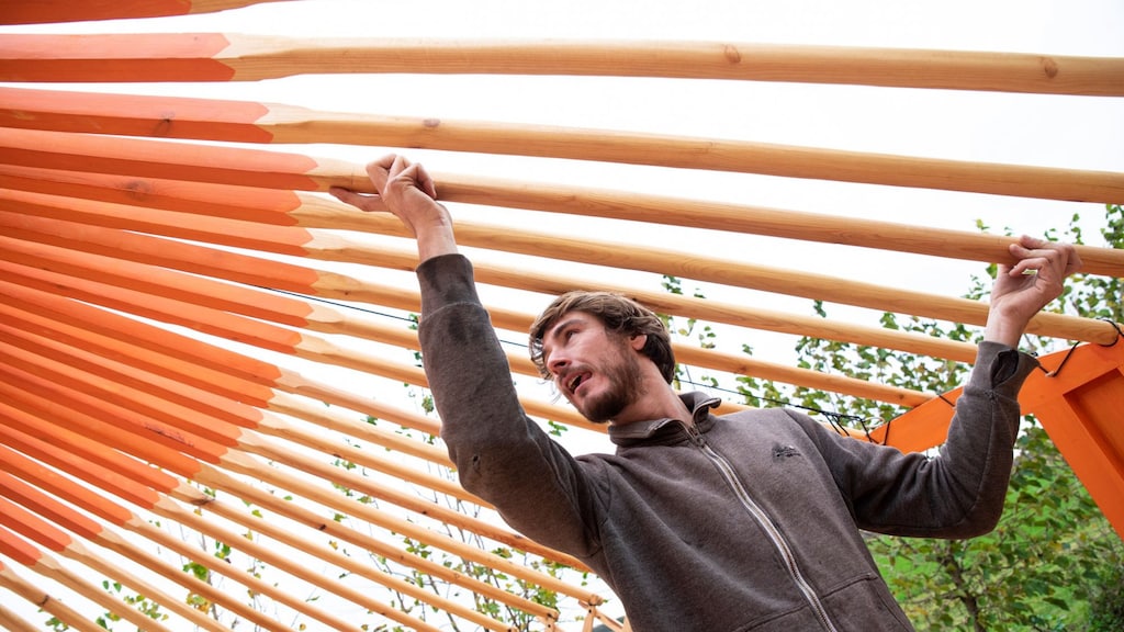 Chris en Rick (hier op de foto) bouwden de yurt zelf op