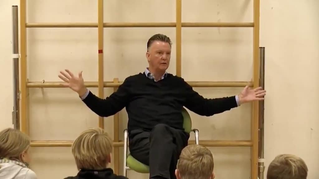 Van Gaal steelt de show op basisschool: 'Er zijn er niet veel zoals ik'