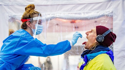 Aantal coronabesmettingen blijft snel oplopen, druk op ziekenhuizen neemt toe