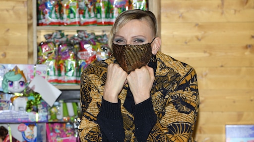 Prinses Charlène zet tondeuse in haar haren