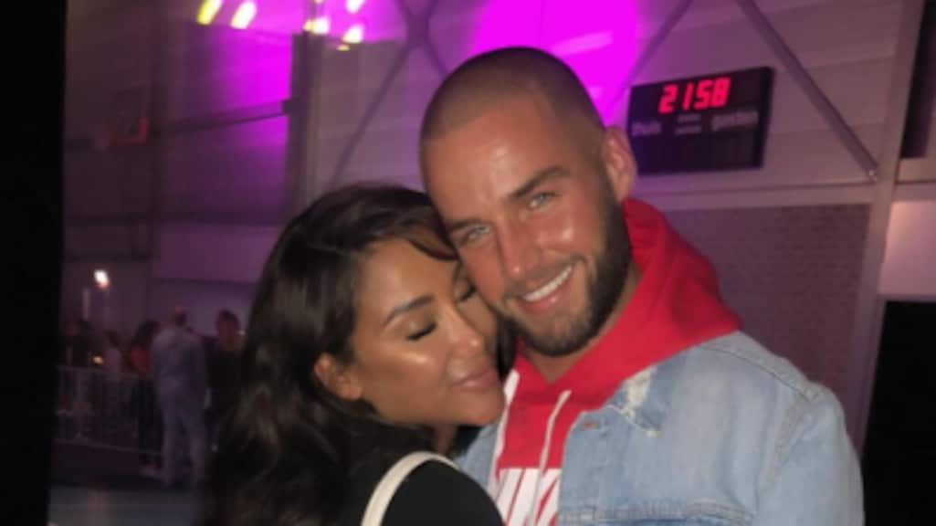 Janice Blok legt jarige Donny Roelvink flink in de watten