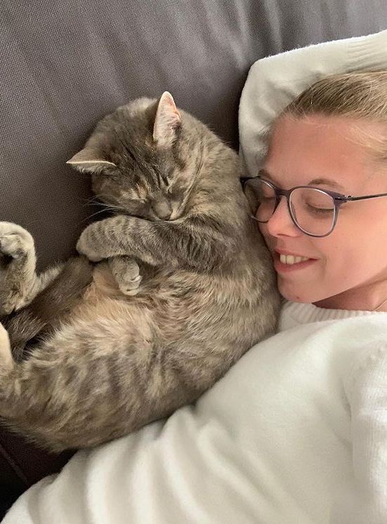 Melissa en haar kat, eerder dit jaar.