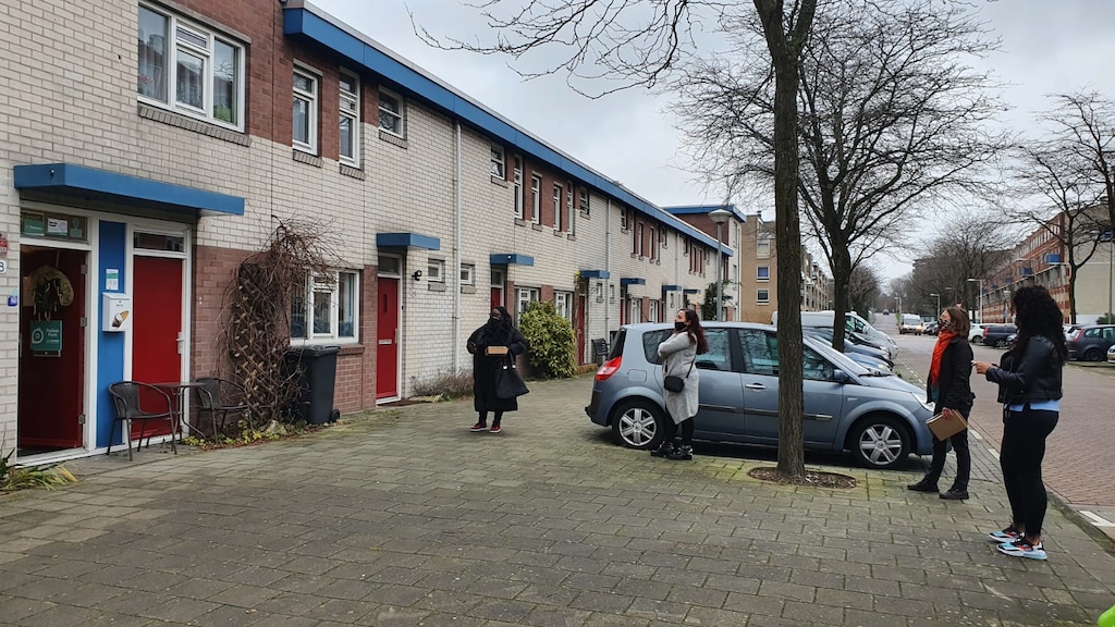 Er staat geregeld een rij voor het huis van Michelle