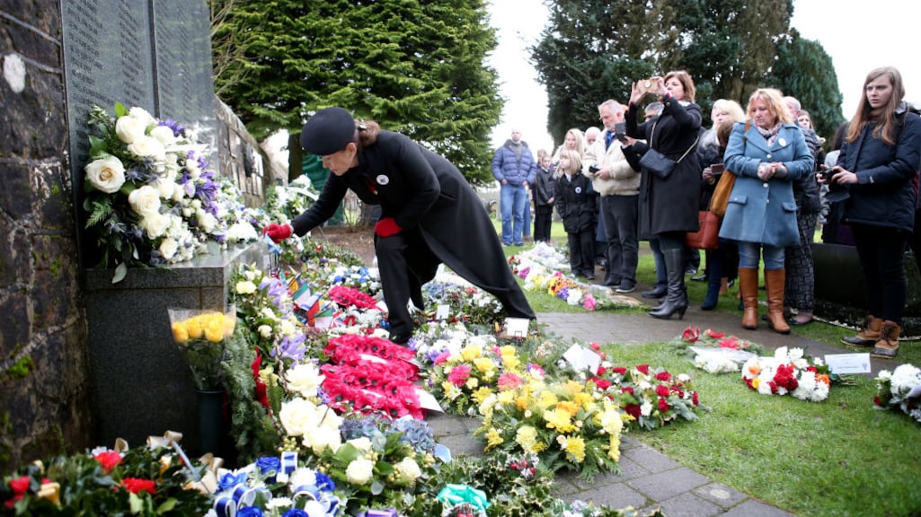 Nabestaanden leggen bloemen bij een gedenkplaats in Lockerbie in 2018.