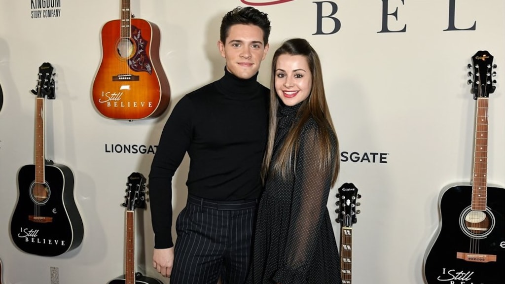 Riverdale-acteur Casey Cott heeft vriendin ten huwelijk gevraagd