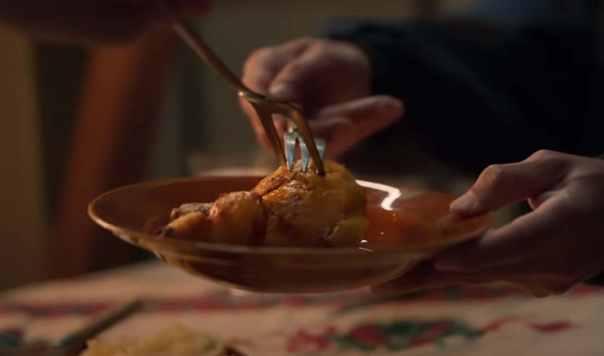 Bij Plusstaat er kip op het menu in de reclame.