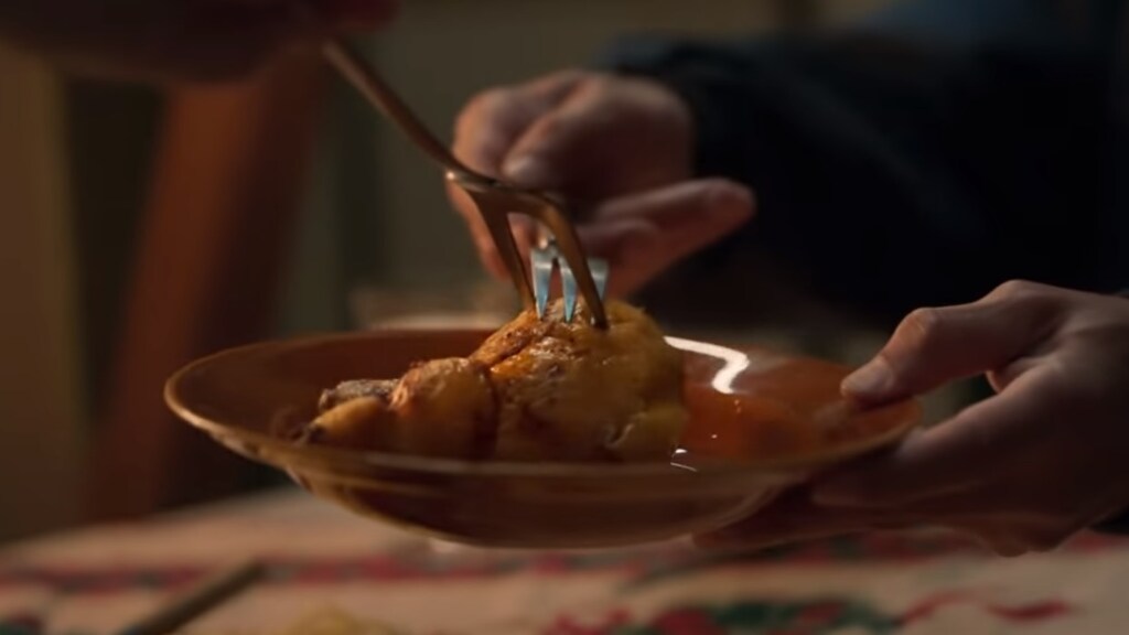 Bij Plusstaat er kip op het menu in de reclame.