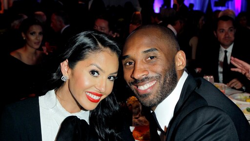Vrouw overleden Kobe Bryant in tranen om kerstboom vol rozen