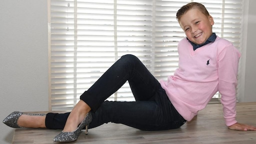 Stef (9) werd gepest omdat hij op hakken loopt, nu mag hij z'n eigen ontwerpen