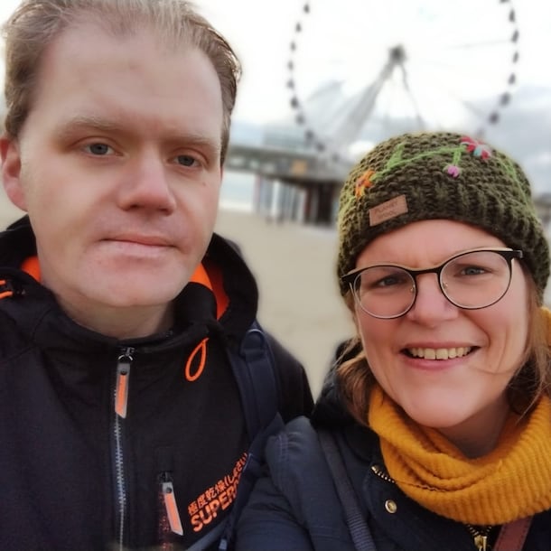 JanHenk en Diane op het strand, na de opname.