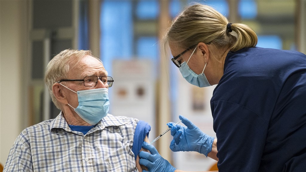 Vaccinatie van eerste zorgmedewerkers begint woensdag