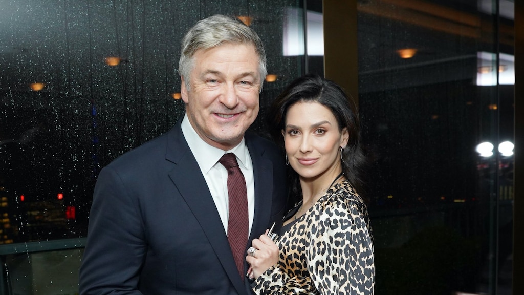 Alec Baldwin neemt het op voor zijn vrouw na kritiek op accent