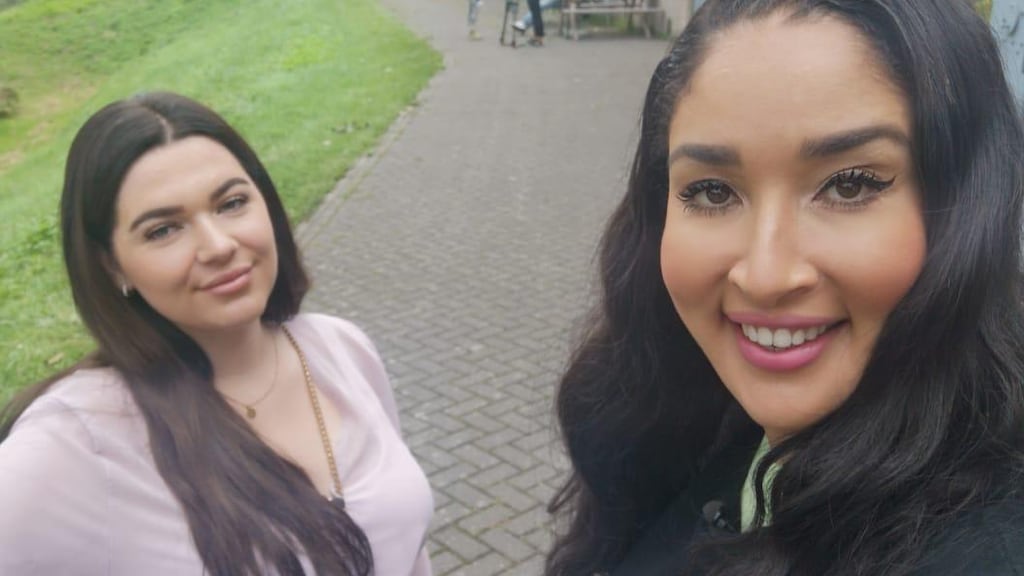 Bewondering voor alleenstaande Larissa in Vier Handen Op Eén Buik