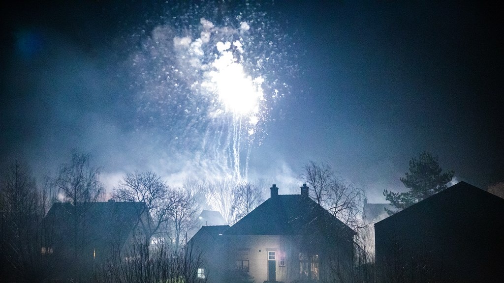 Hulpverleners bekogeld, huizen beschadigd: incidenten in jouw regio