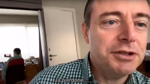 Antwerpse burgemeester De Wever tijdens interview betrapt in onderbroek