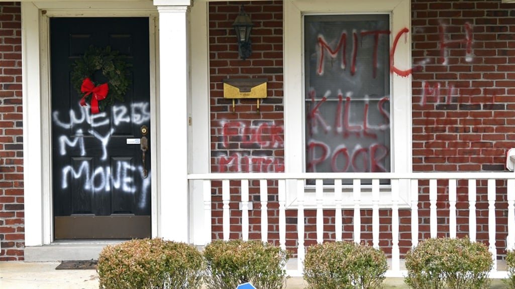 Varkenskop en graffiti bij huizen Amerikaanse toppolitici