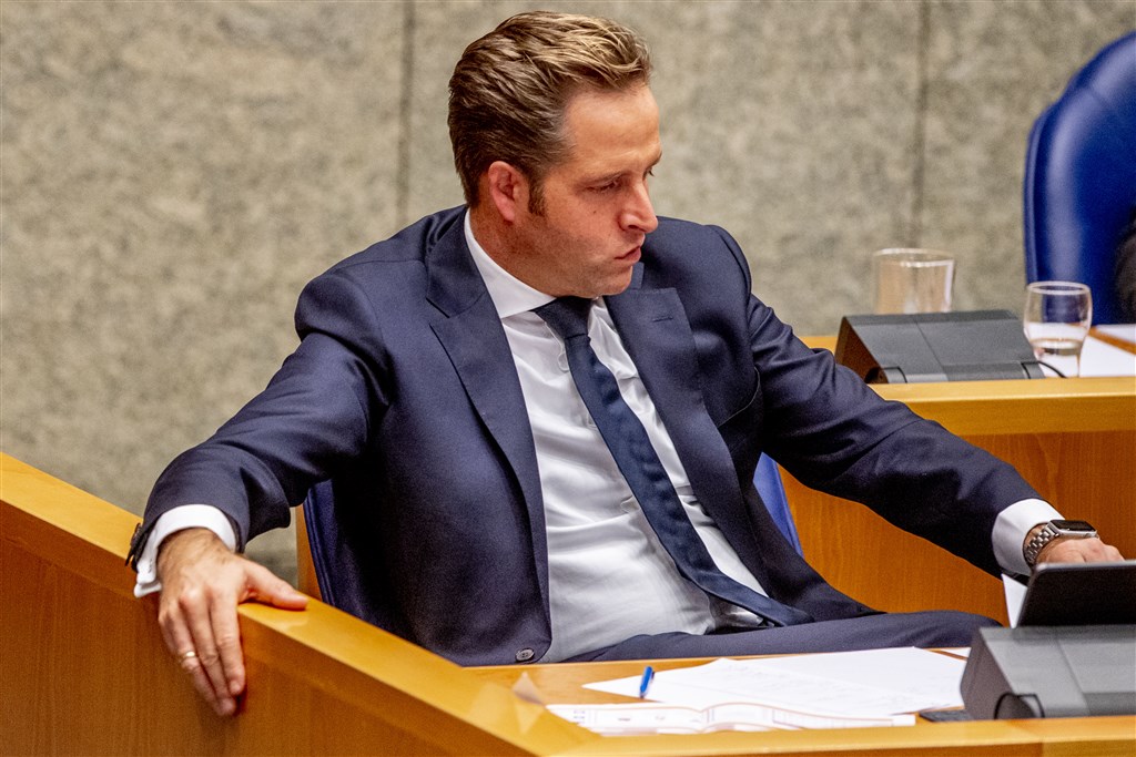 De Jonge bekritiseerd om 'zwabberende' vaccinstrategie: 'Alle smoezen wel gehad'