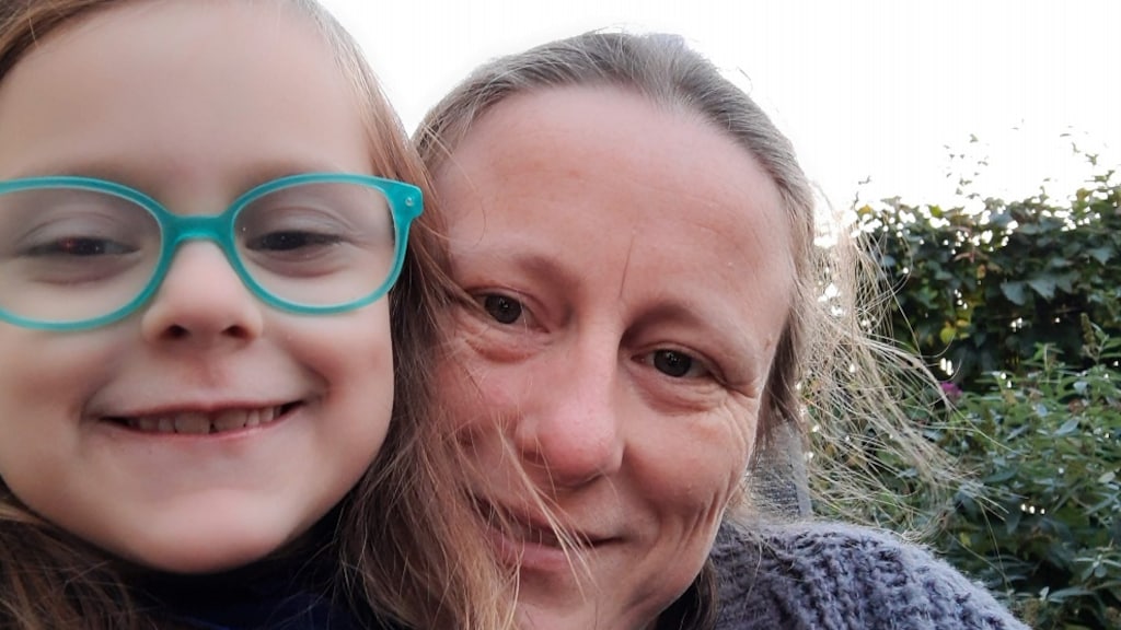 Valerie met haar dochter.