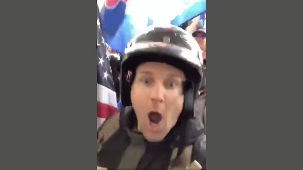 Derrick Evans werd opgepakt. De politicus was de bestorming aan het livestreamen.