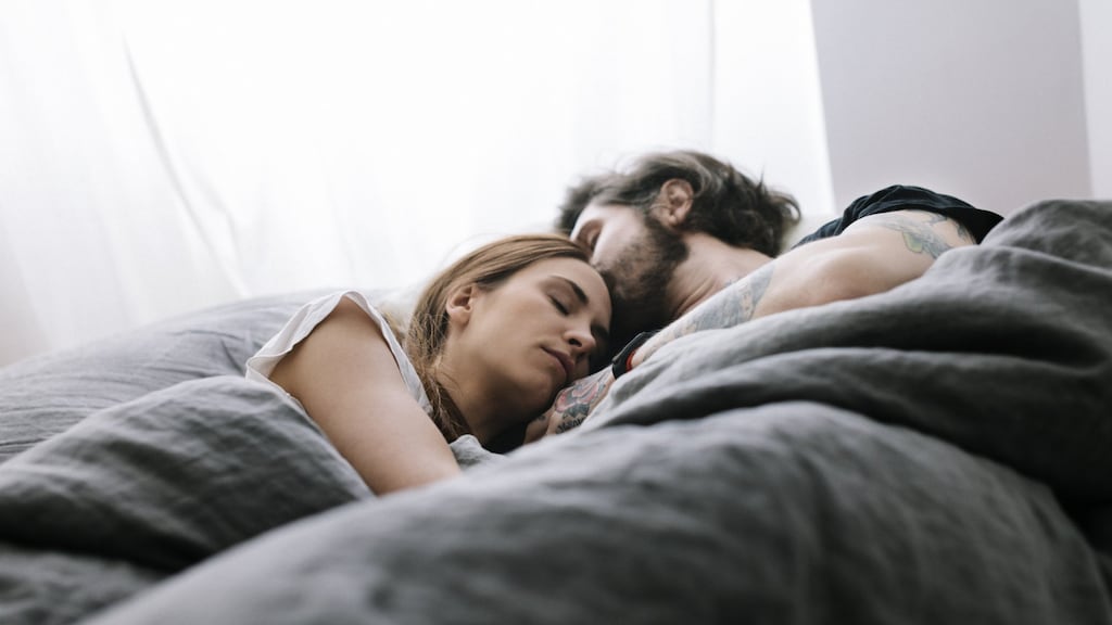 Is samen slapen ongezond? 'Eén bed is bizar'