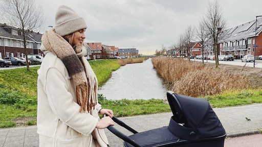 Romee Strijd neemt volgers mee tijdens eerste wandeling dochter