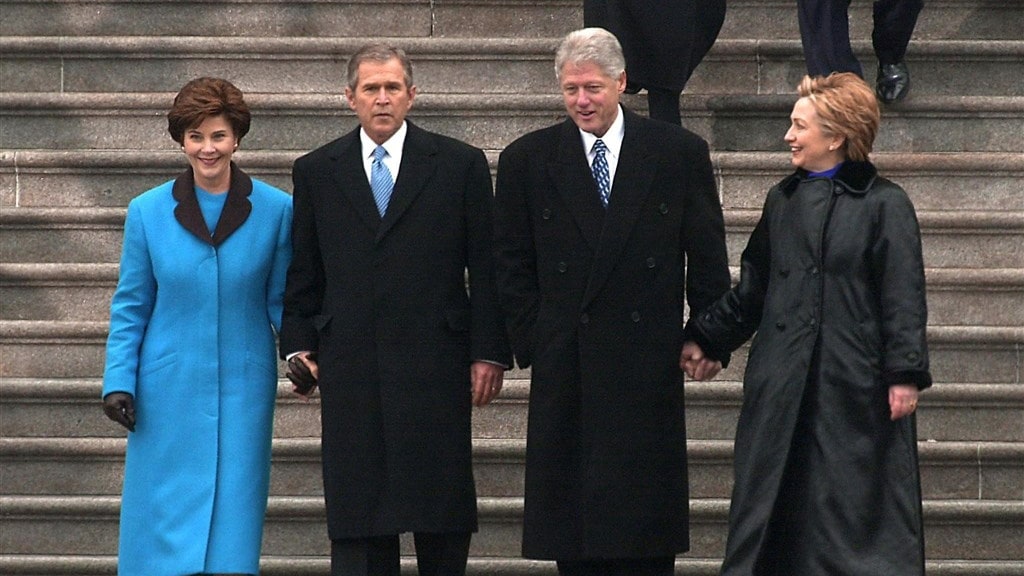 Op 20 januari 2001 neemt de familie Bush het over van de Clintons.