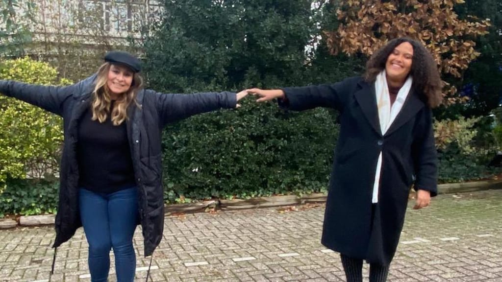 Kijkers Vier Handen Op Eén Buik walgen van placenta smoothie