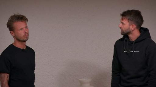 Sonny wordt door mede-kandidaten op zijn plek gezet in Temptation