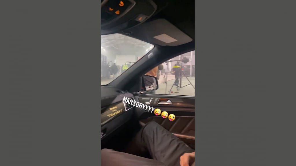 Op het Instagram-account van rapper Blacka is politie in de loods te zien.