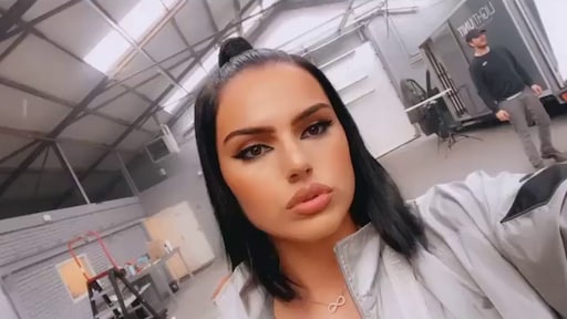 Politie valt binnen bij opname videoclip Famke Louise: 66 coronaboetes