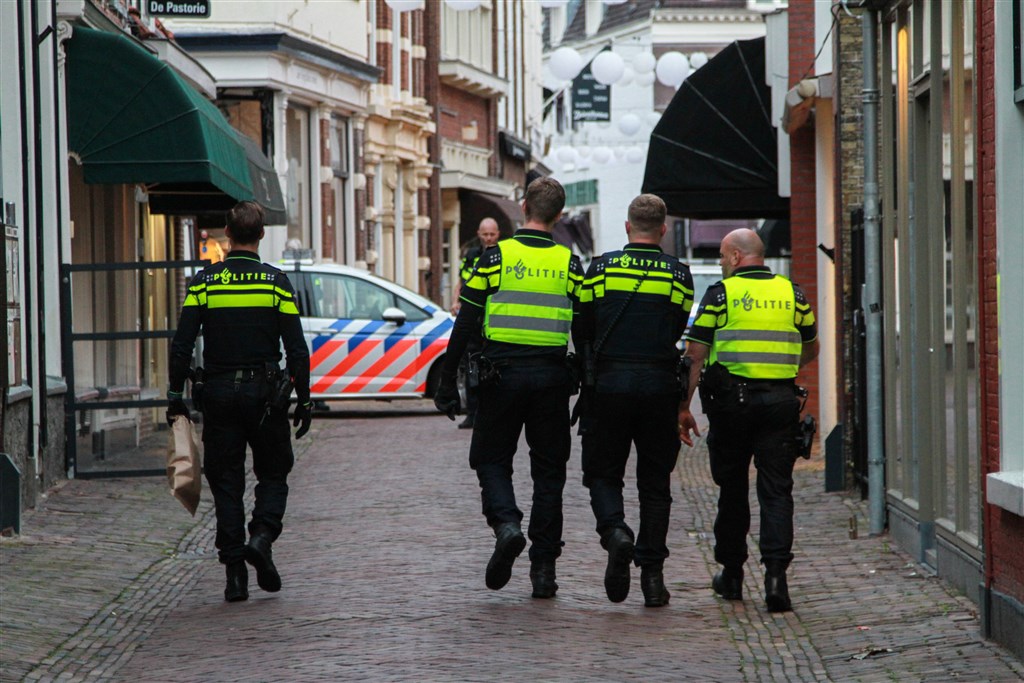 15 cafébezoekers Leeuwarden beboet voor overtreden coronamaatregelen