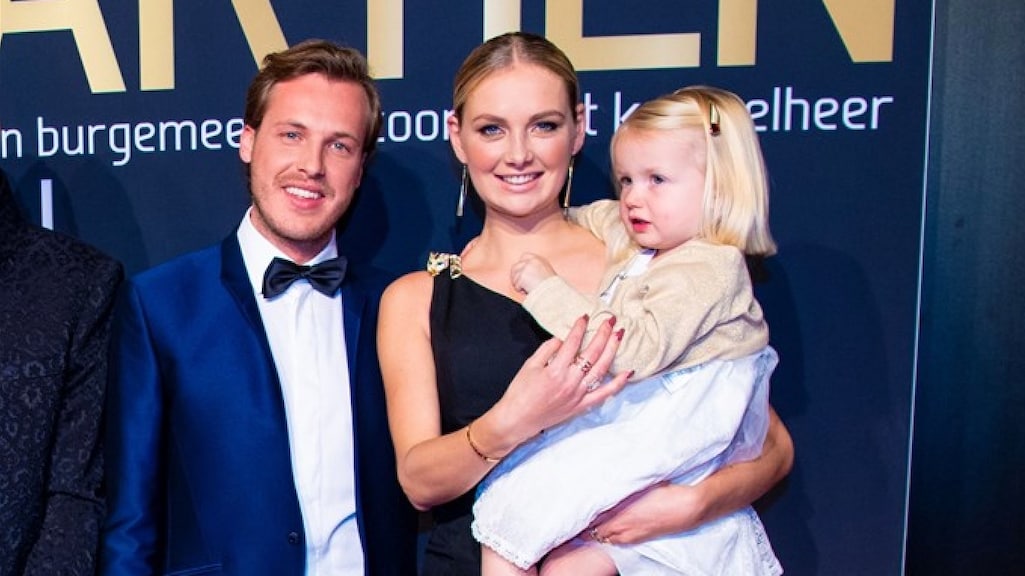 Stralende Maxime Meiland pronkt voor het eerst met haar babybuik