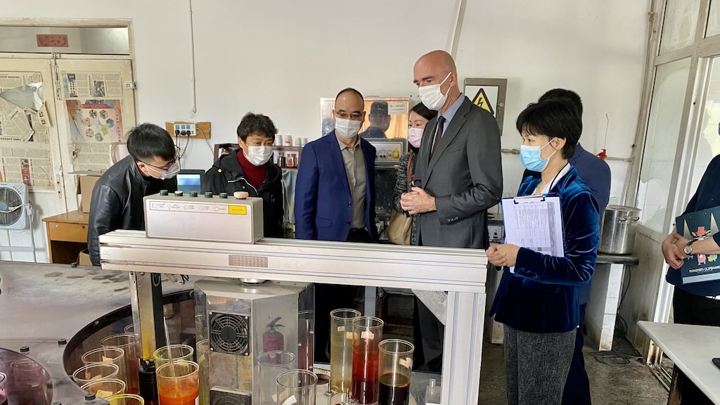 Tijdens een bezoek aan een textielfabriek, met als doel de fabriek – die ook levert aan Nederlandse kledingmerken – milieuvriendelijker te laten werken.