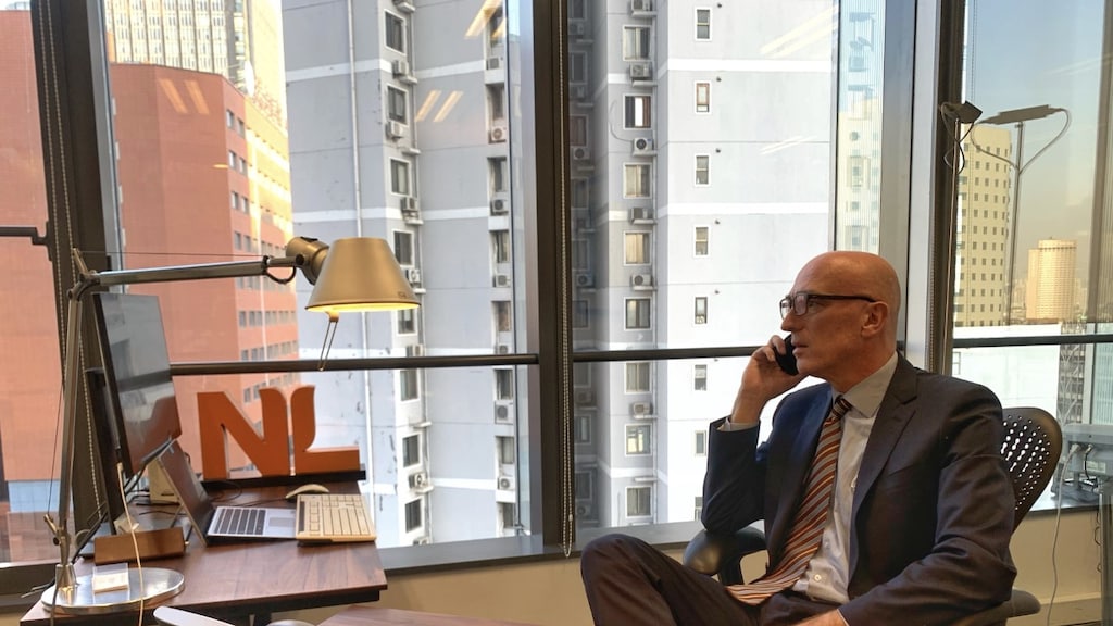 Remco op zijn kantoor in Shanghai.