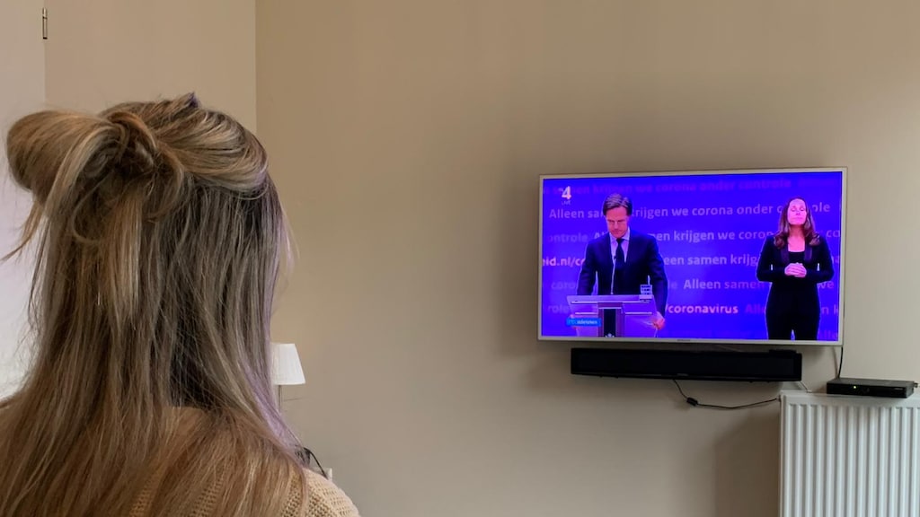 Donna volgt de persconferentie over de avondklok