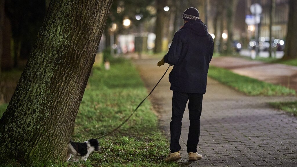 Wat mag er nog tijdens de avondklok? Vragen van lezers beantwoord