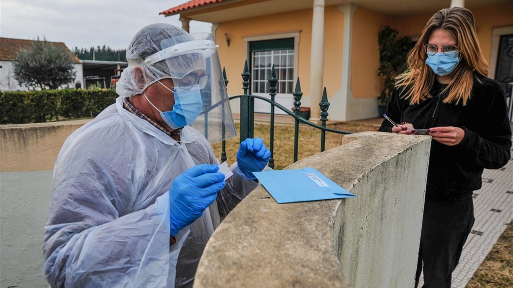 Mensen in witte pakken brachten stembiljet thuis: in Portugal gingen verkiezingen door