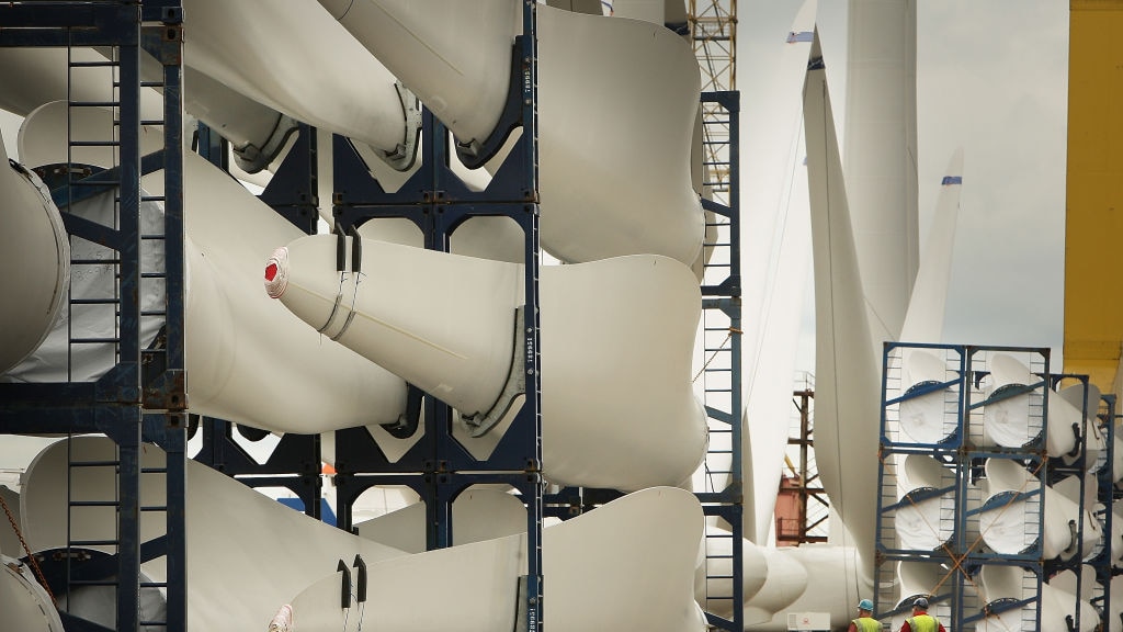 Shell stapt in drijvend windpark en laadpalen op straat