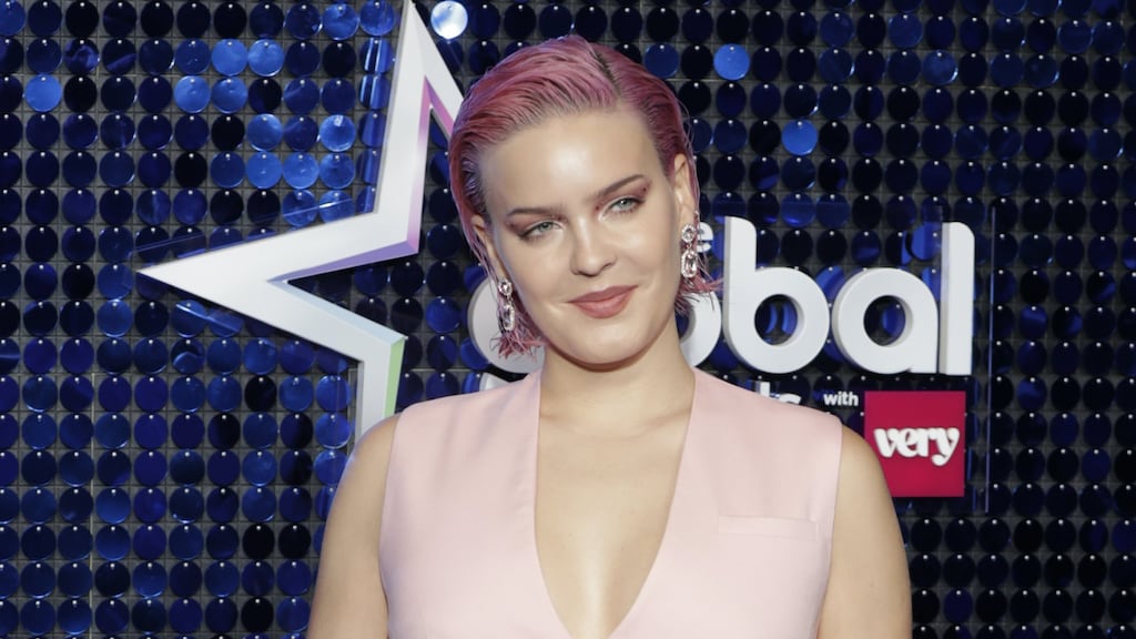 Zangers Anne-Marie blikt terug op 2024: 'Moeilijkste jaar van mijn leven'