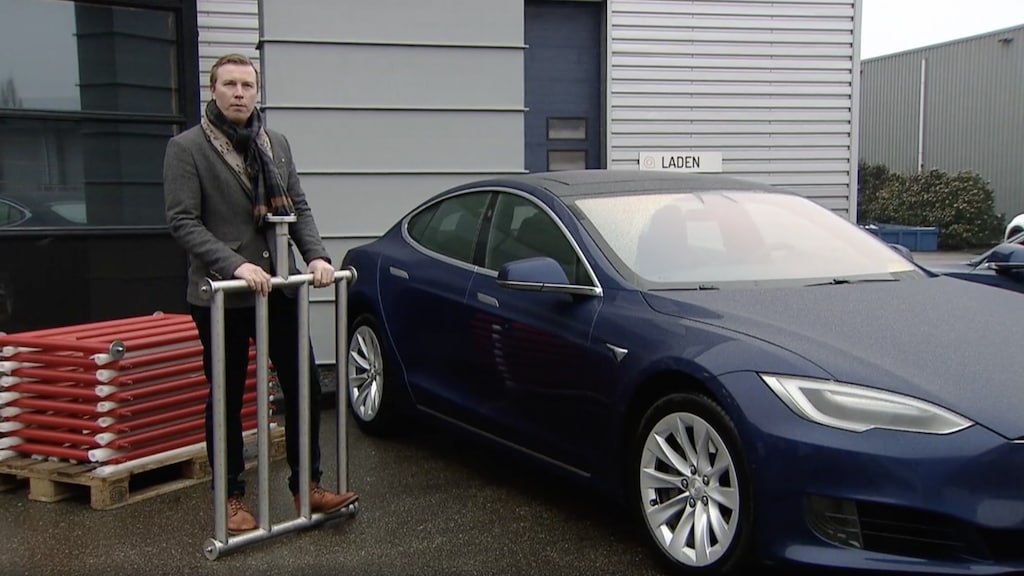 Brandweerman bedenkt systeem om elektrische auto's te blussen