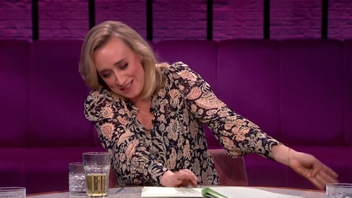 Marc-Marie Huijbregts laat Eva Jinek blozen na te diep decolleté