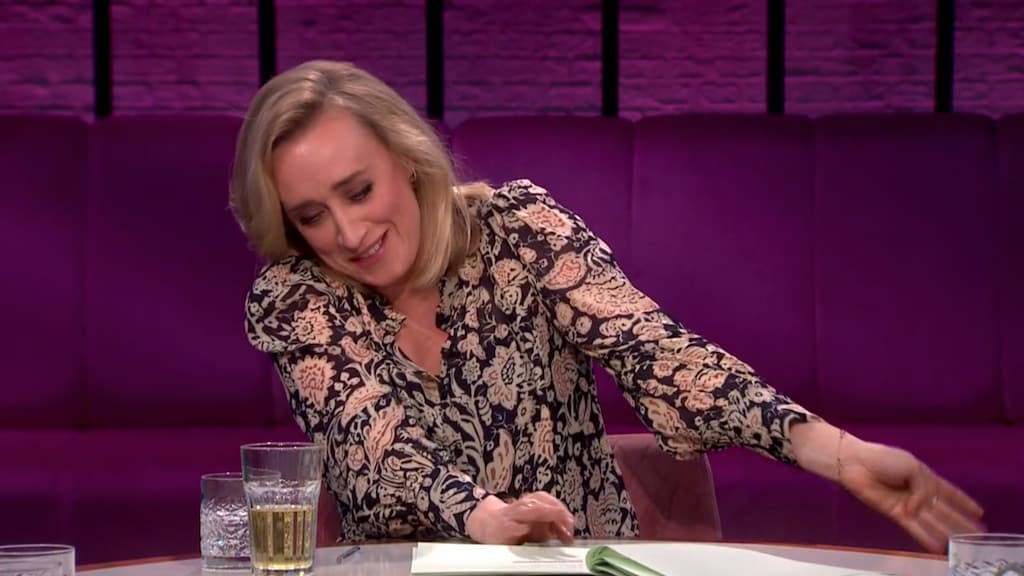 Marc-Marie Huijbregts laat Eva Jinek blozen na te diep decolleté