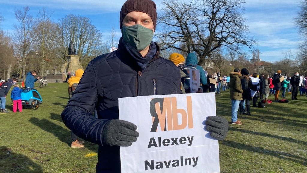 Anton houdt een bord vast met de tekst 'Ik ben Navalny'.