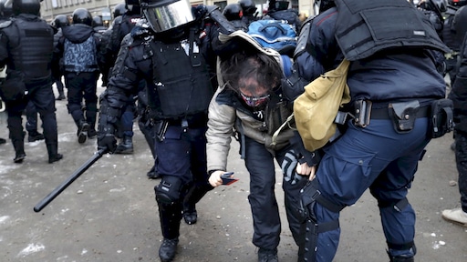 Duizenden aanhoudingen bij protesten tegen Poetin: 'Genoeg van de wetteloosheid'