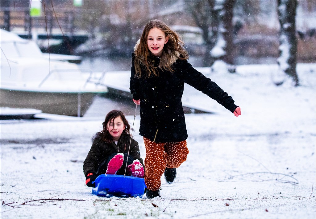 Noorden van het land krijgt dik pak sneeuw: 'Het wordt ijs- en ijskoud'
